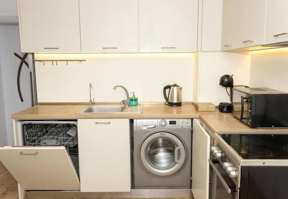 Modern Bright Apartment Close To City Center And Grand Mall Varna Bagian luar foto