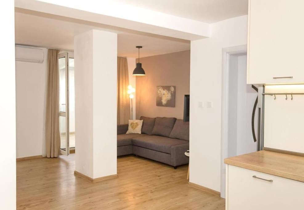 Modern Bright Apartment Close To City Center And Grand Mall Varna Bagian luar foto