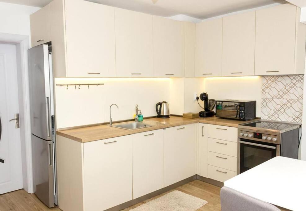 Modern Bright Apartment Close To City Center And Grand Mall Varna Bagian luar foto