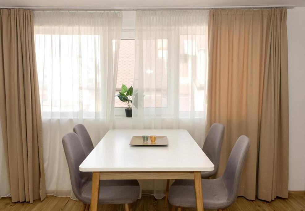 Modern Bright Apartment Close To City Center And Grand Mall Varna Bagian luar foto