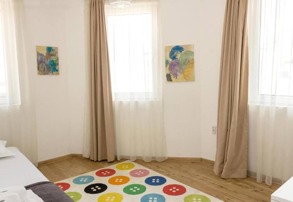 Modern Bright Apartment Close To City Center And Grand Mall Varna Bagian luar foto