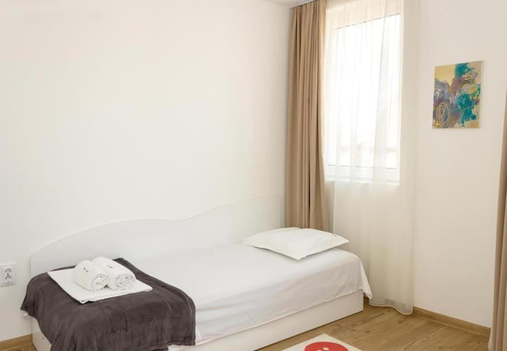 Modern Bright Apartment Close To City Center And Grand Mall Varna Bagian luar foto