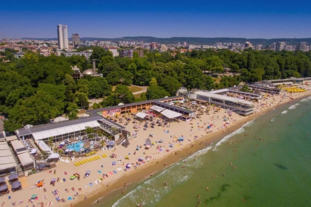 Modern Bright Apartment Close To City Center And Grand Mall Varna Bagian luar foto