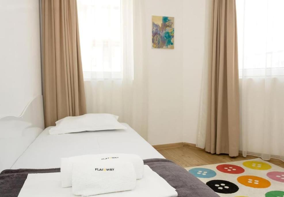 Modern Bright Apartment Close To City Center And Grand Mall Varna Bagian luar foto