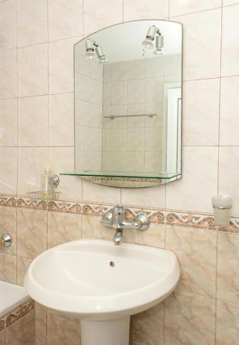 Modern Bright Apartment Close To City Center And Grand Mall Varna Bagian luar foto